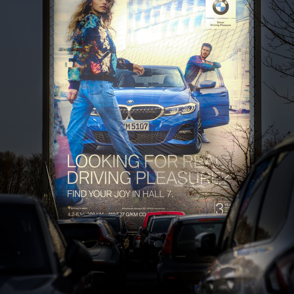 The Brussels Motor Show is one of the biggest motor shows on the planet. BMW and MINI teamed up to dominate the main entrance of the event with 360m2 of high quality advertising, using The Skyboard 180.